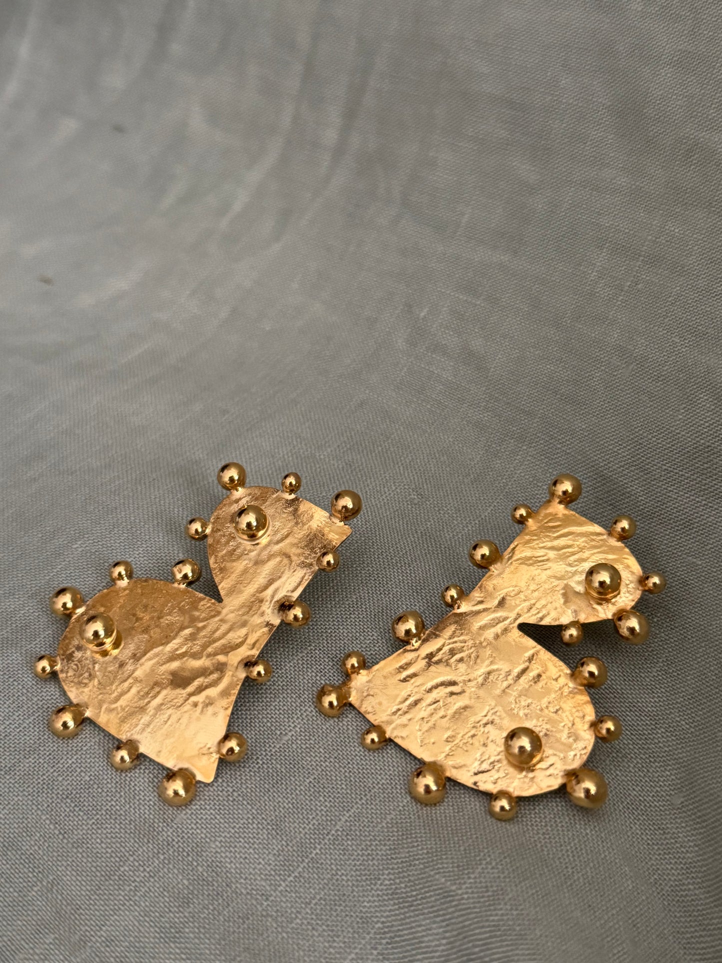 MOTHER PECHOS DOT EARRINGS