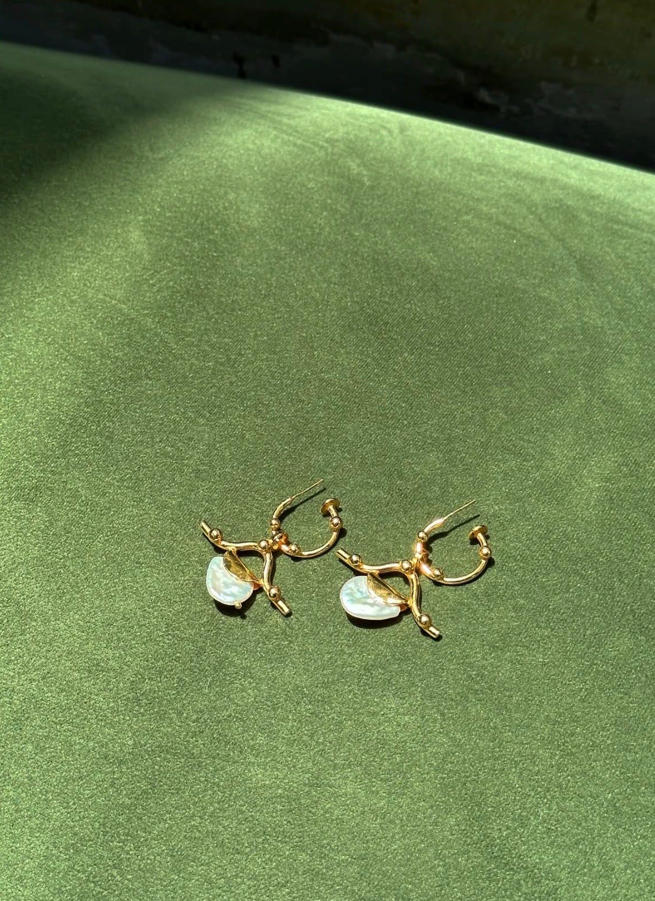 NĀCAR PEARL EARRINGS